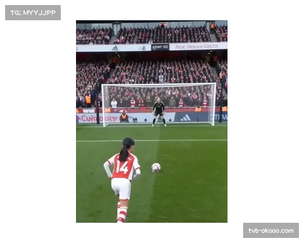 特写镜头：姆巴佩任意球破门后指向看台，献给到场观战的母亲